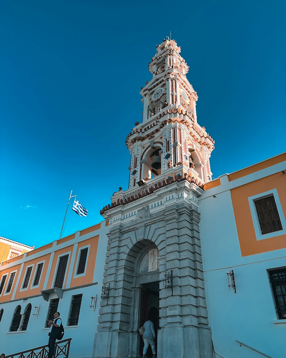 una torre alta con un reloj en la parte superior