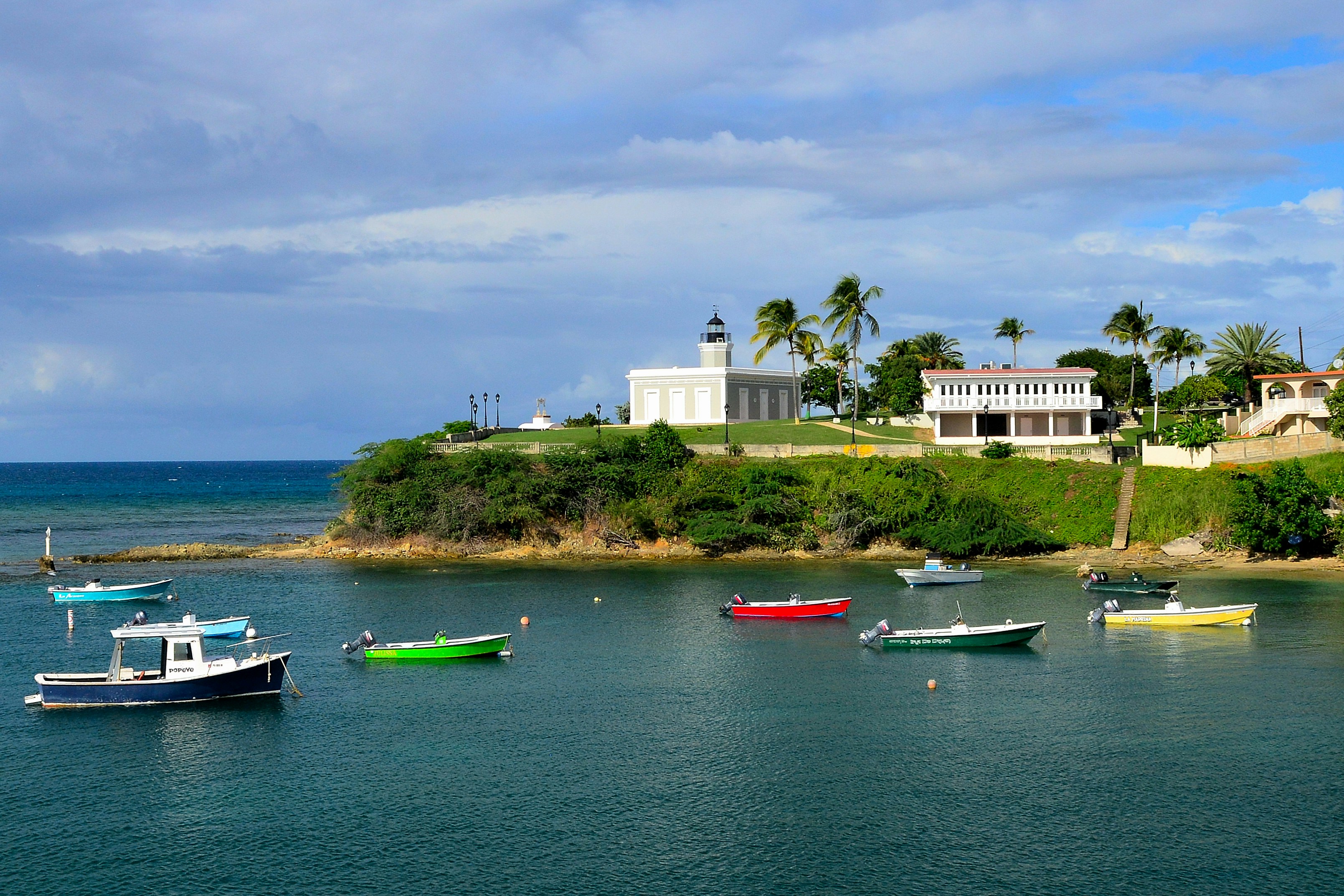 Un grupo de botes flotando sobre un cuerpo de agua