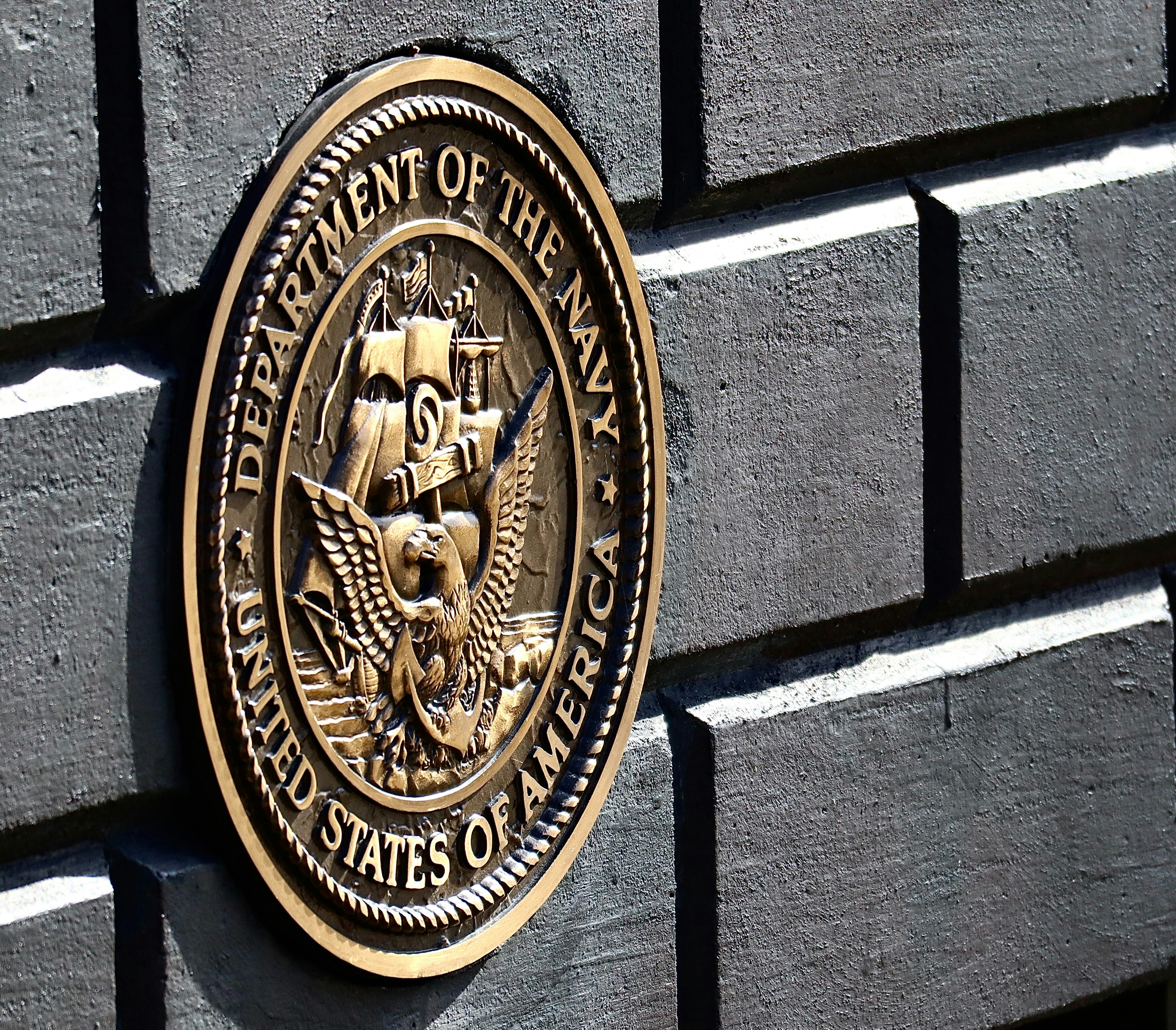the seal of the department of the navy on the side of a building