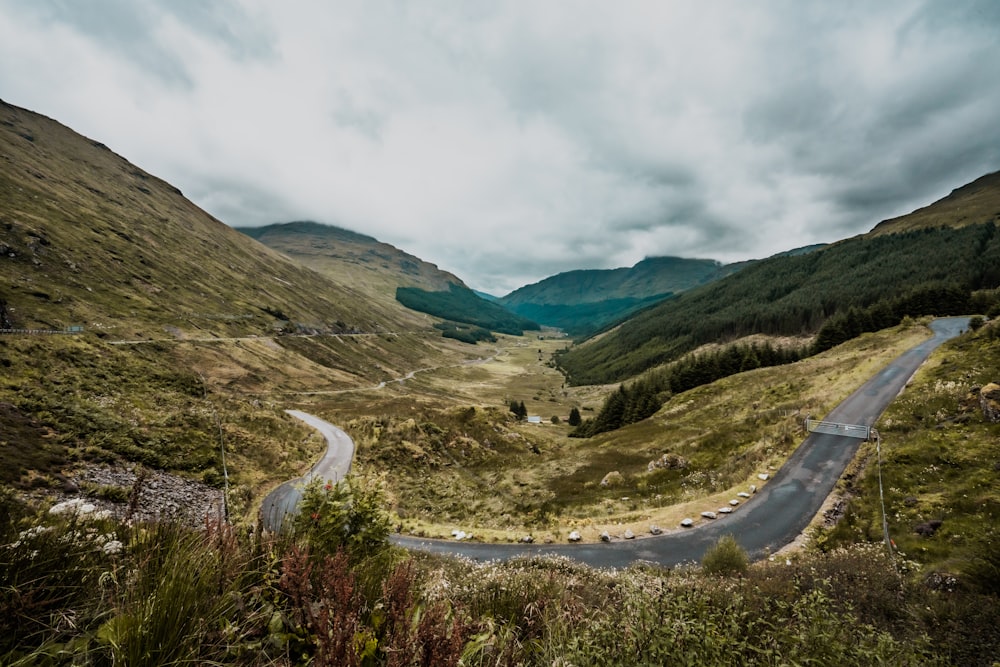 Un camino sinuoso en medio de un valle