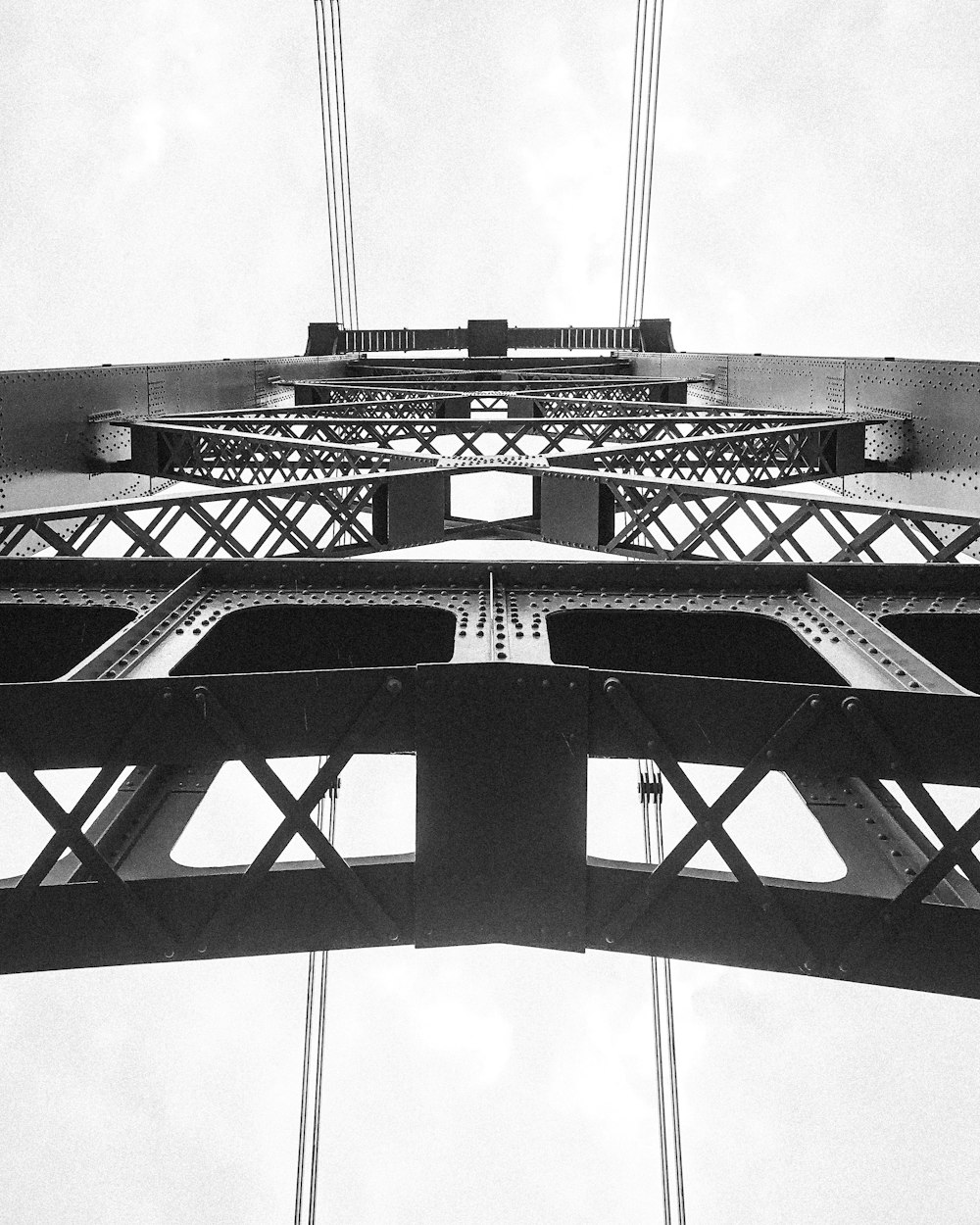Una foto en blanco y negro de la parte superior de un puente