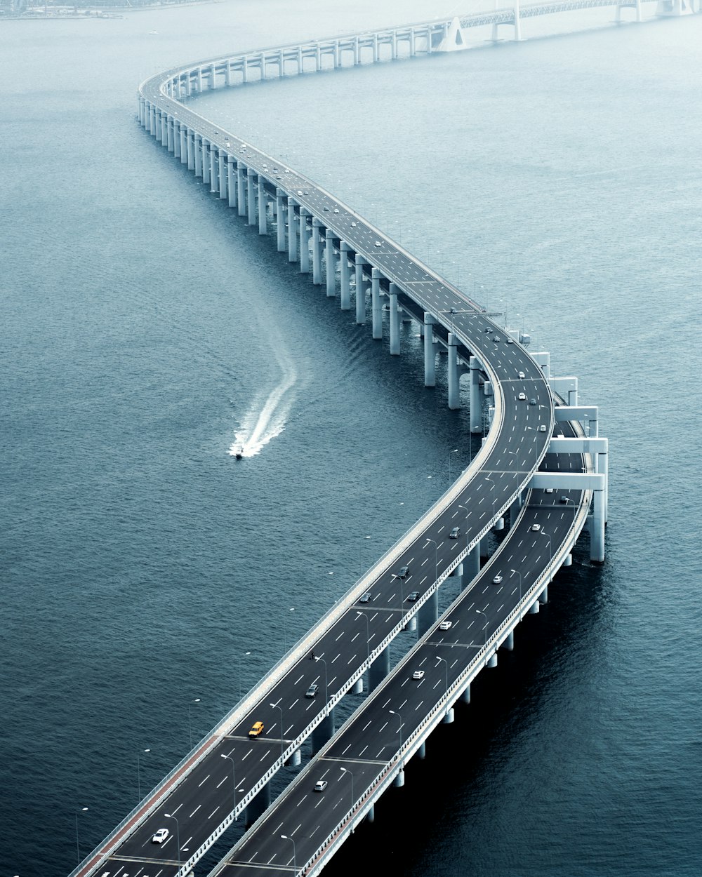 水域に架かる橋の航空写真