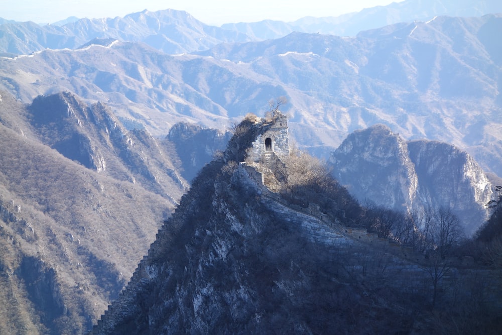 una montaña muy alta con una torre en la cima