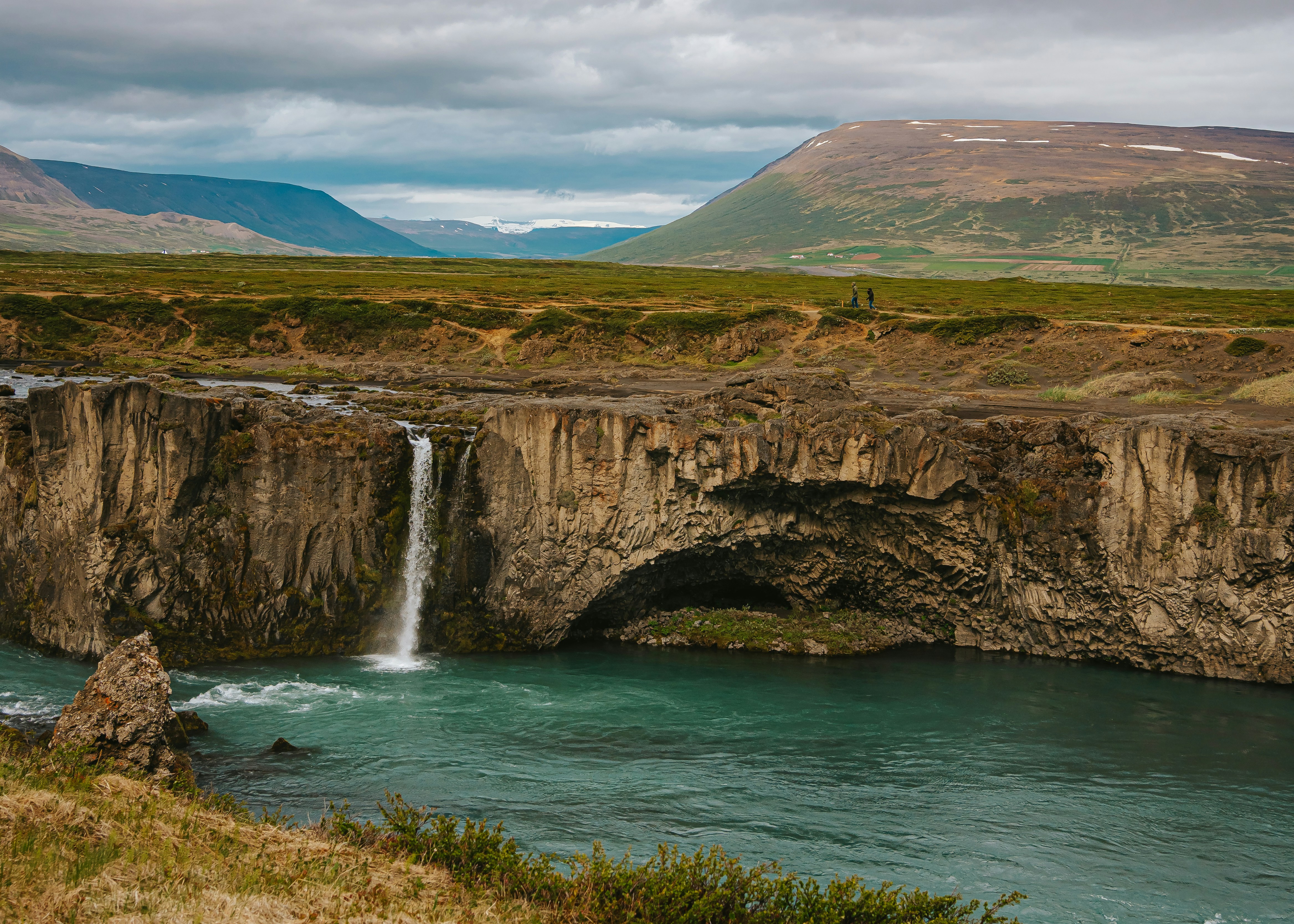 그 위에 남자가 서 있는 폭포