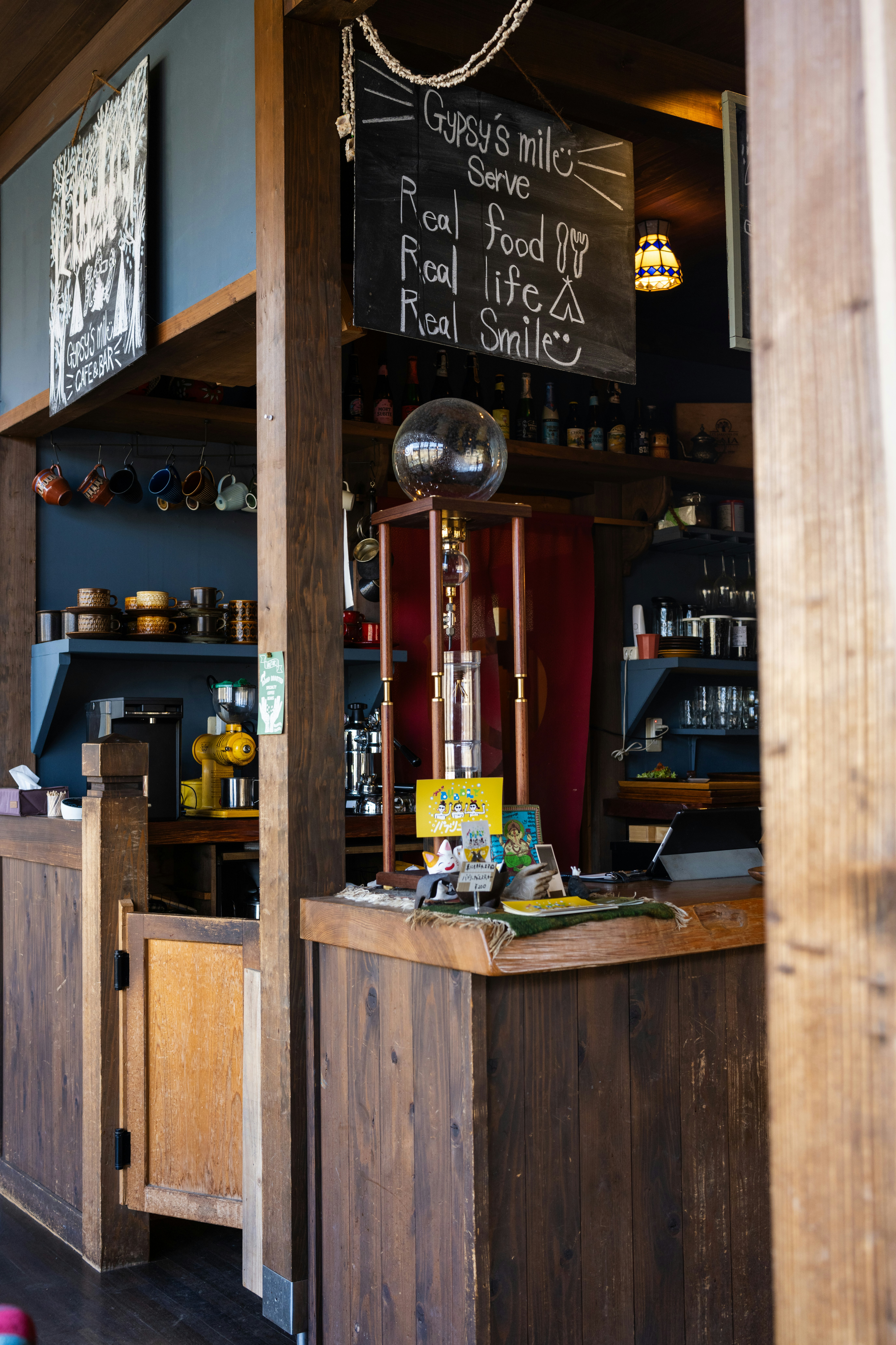 A small bar with a sign hanging from the ceiling photo – Free Black Image  on Unsplash, image size:3000x4500