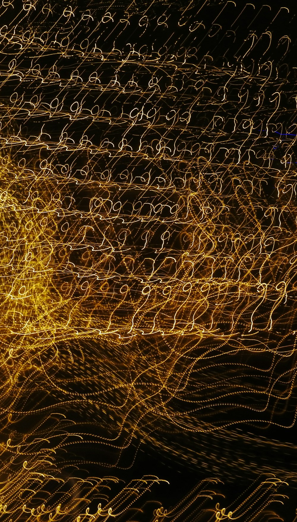 Una foto sfocata di una torre dell'orologio di notte