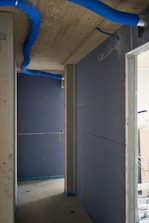 Trockenbauwände in einem Neubau. Es wird Estrich verlegt