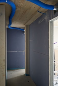 Trockenbauwände in einem Neubau. Es wird Estrich verlegt