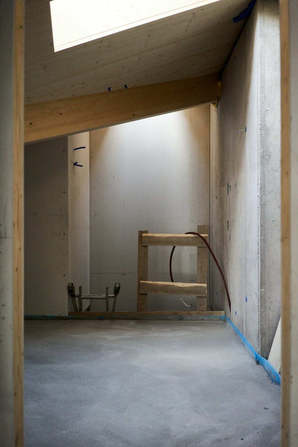 uma sala que está em construção com uma claraboia