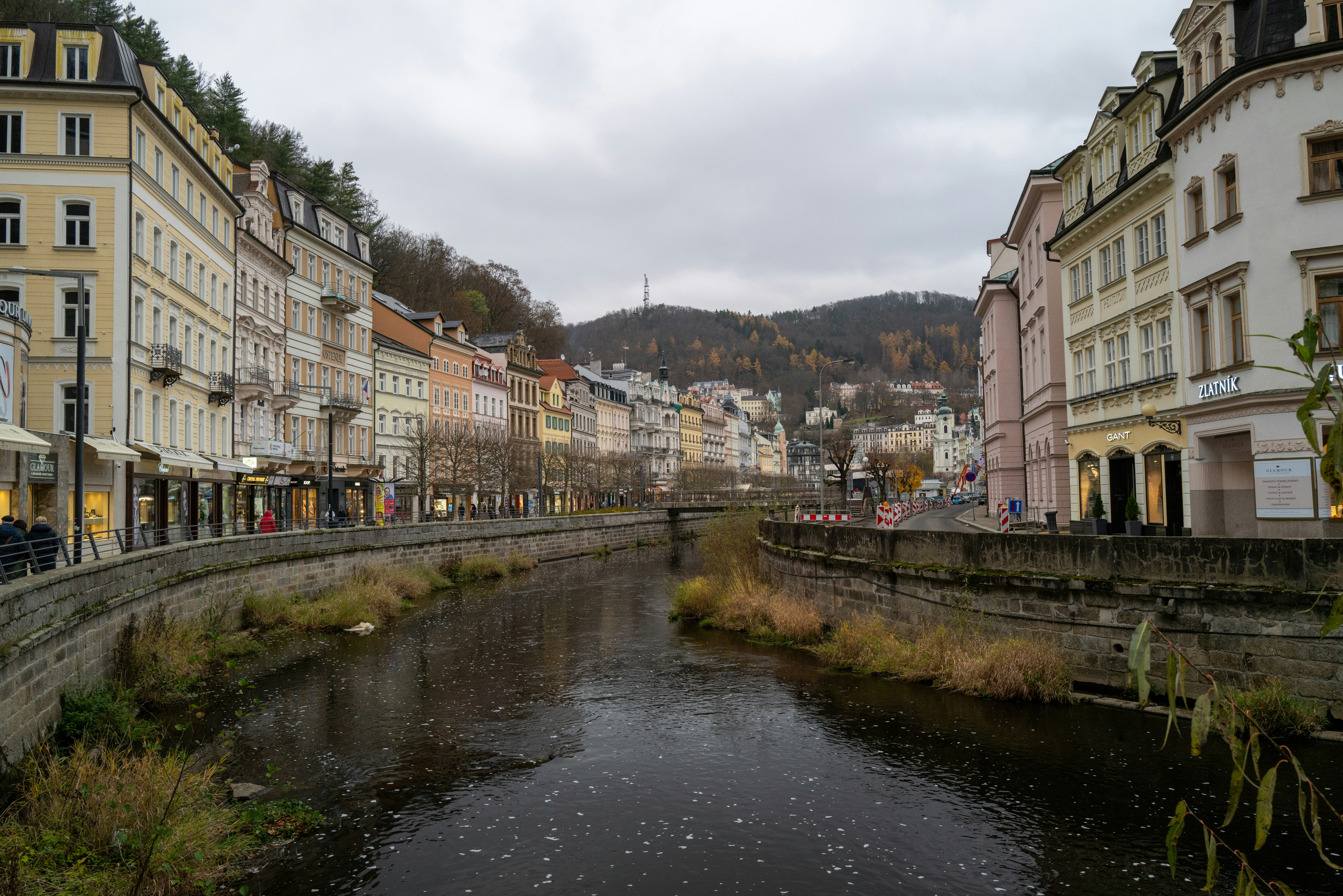 Un fiume che attraversa una città accanto a edifici alti
