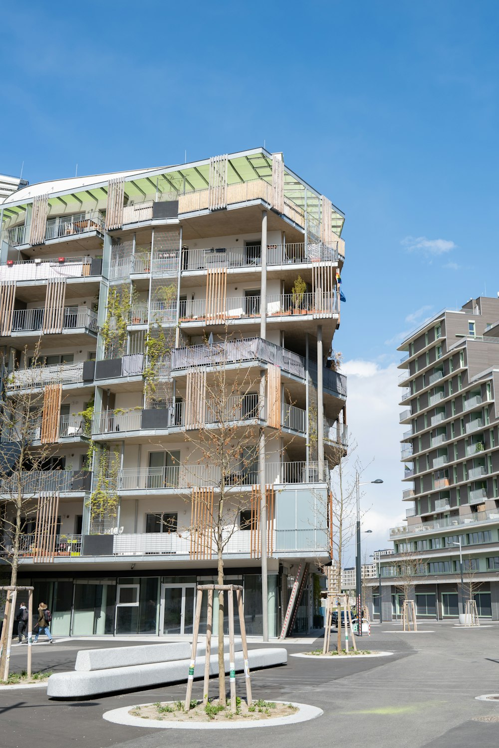 un edificio alto con balcones y balcones encima