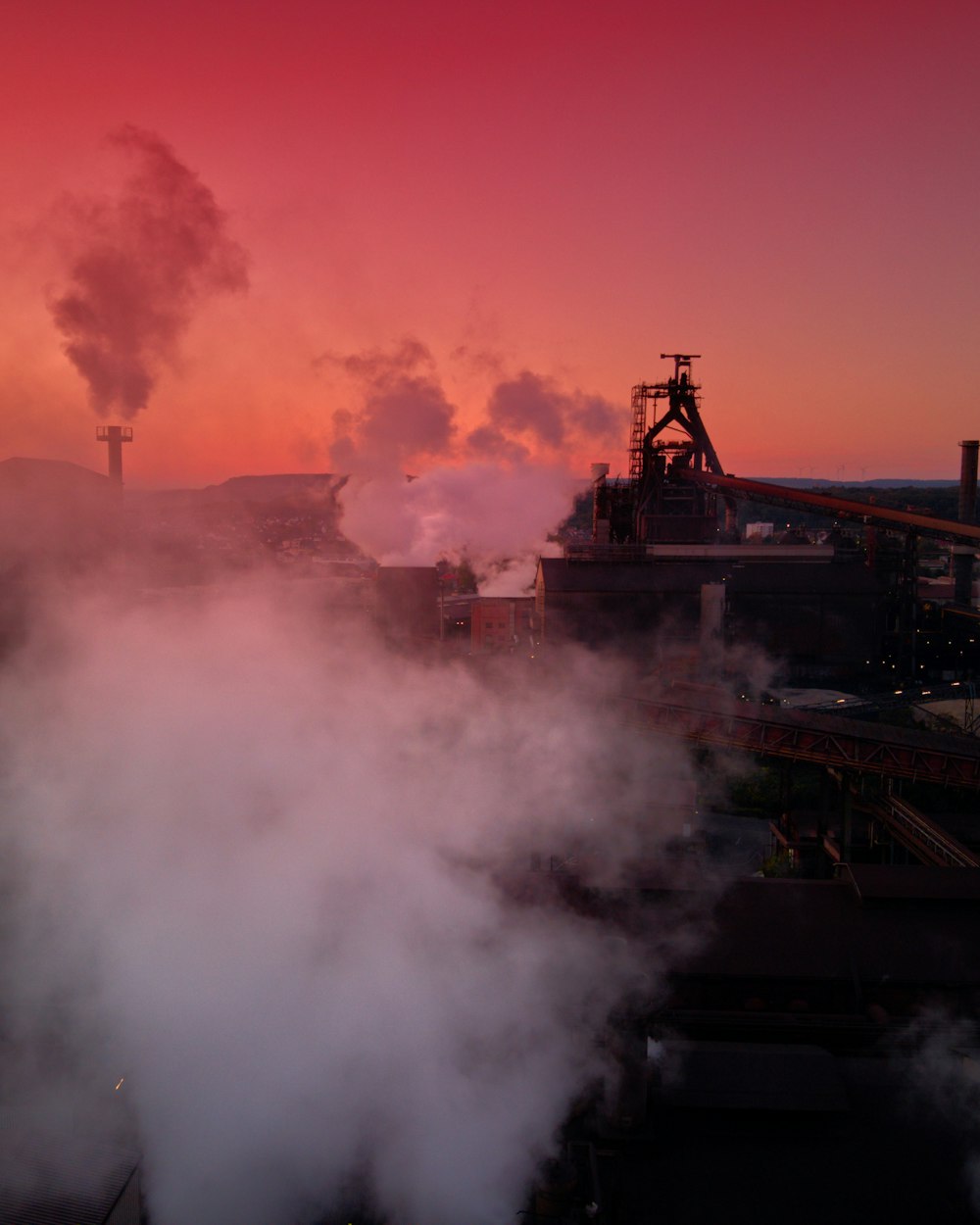 Una fabbrica con il fumo che esce dalle ciminiere