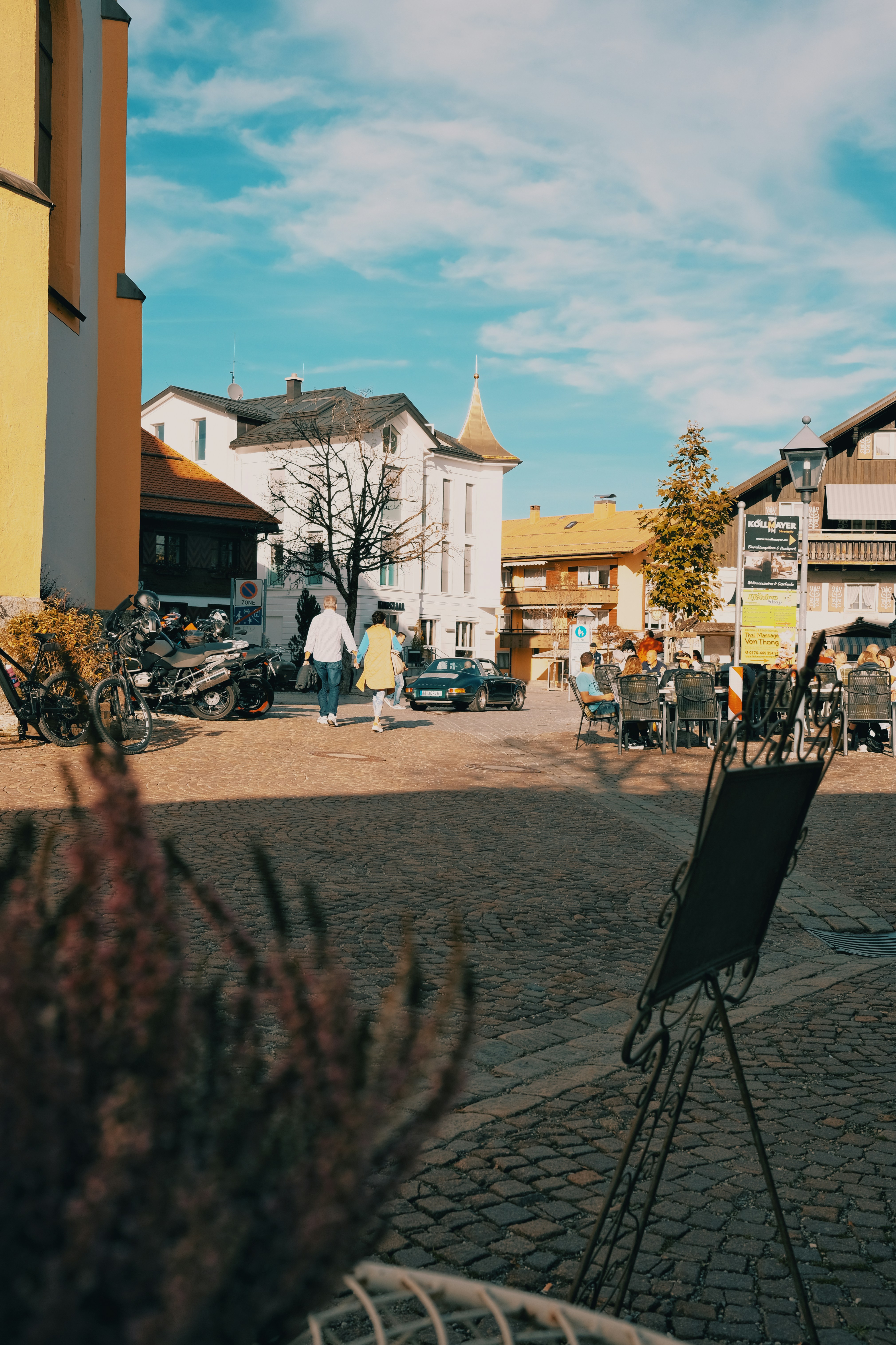 歩道を歩く人がいる通りのシーン