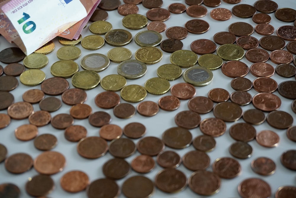 un tas de pièces de monnaie posé sur une table