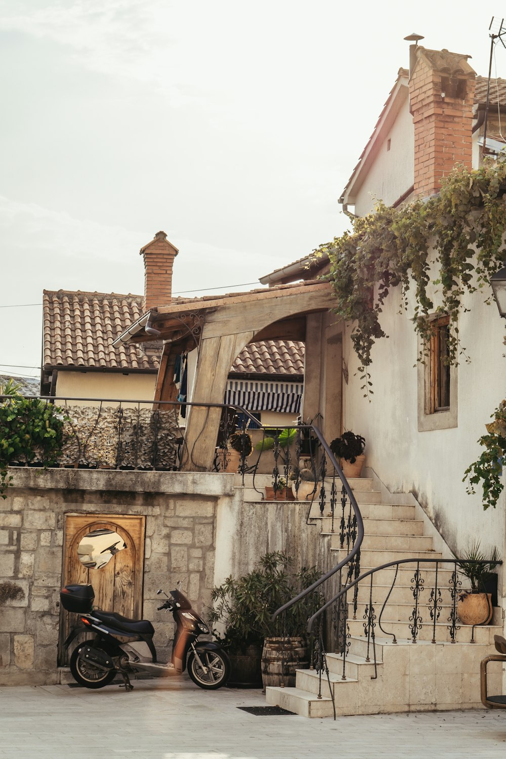 a motorcycle is parked in front of a house