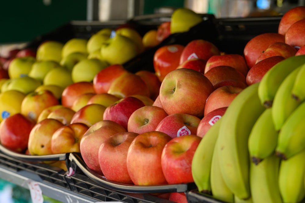 Ein Haufen Äpfel und Bananen sind ausgestellt