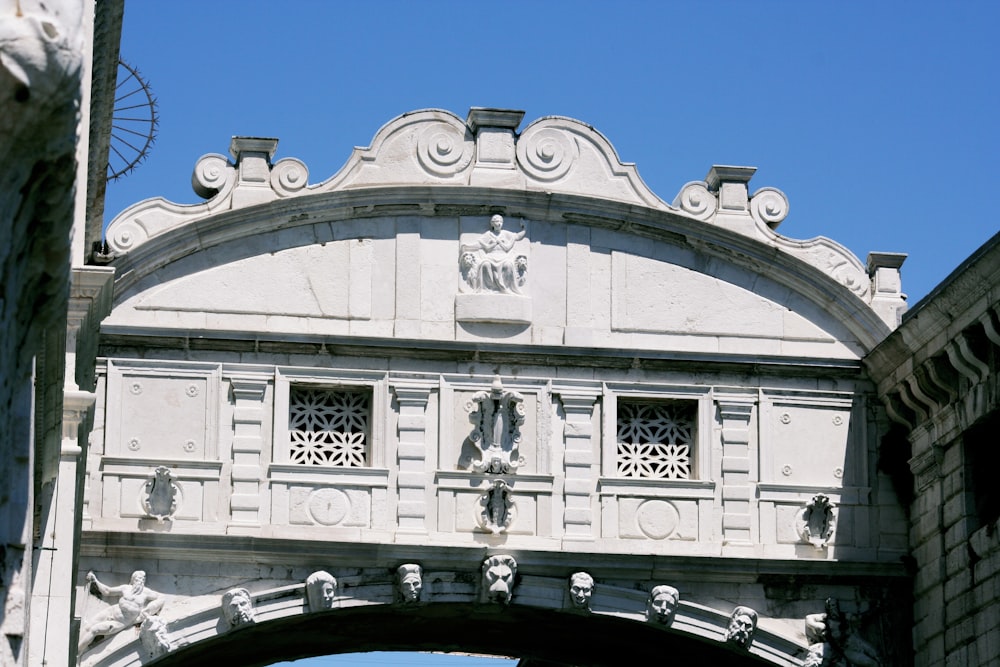 un pont sur lequel se trouve une horloge