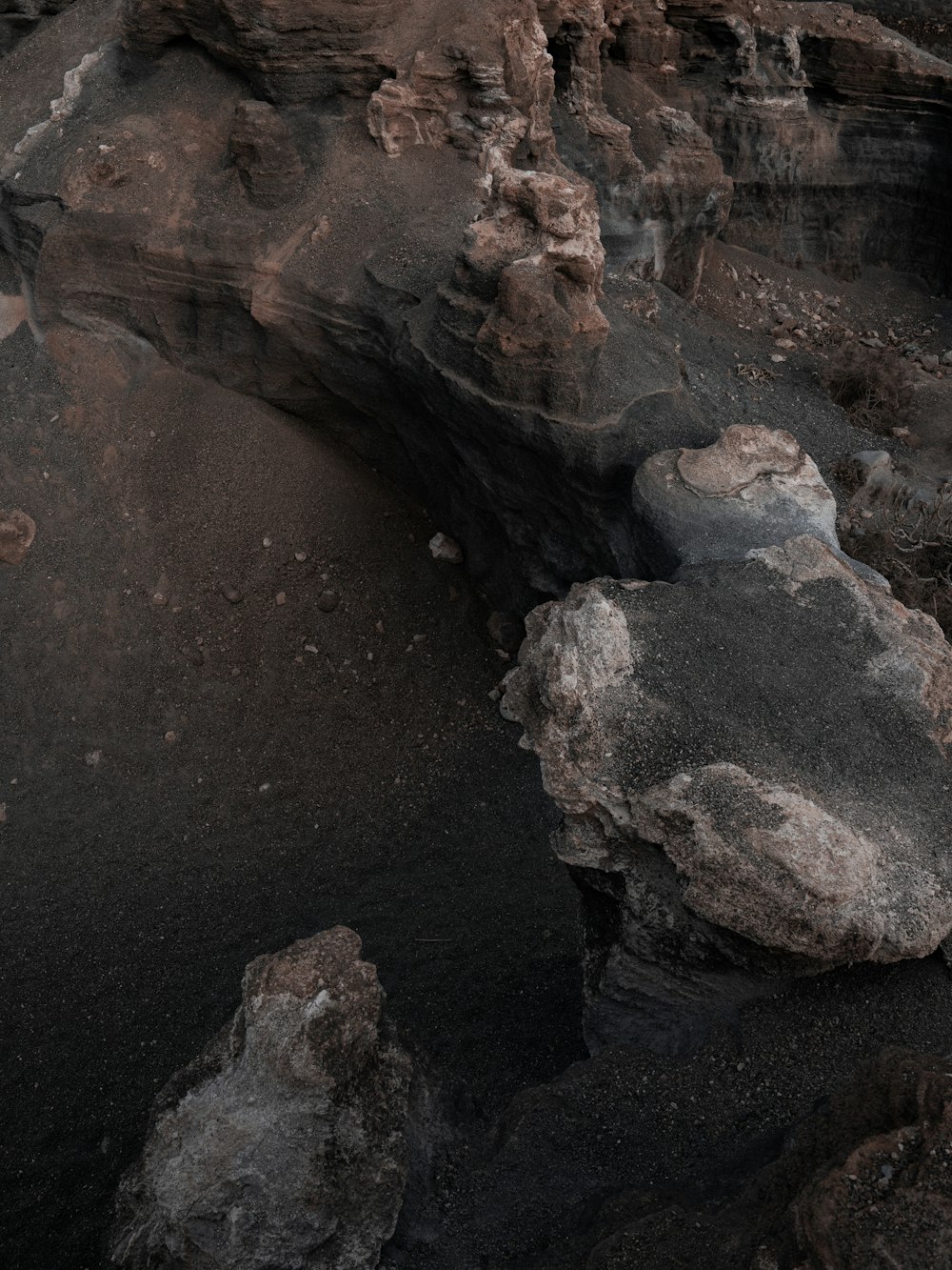 uma foto em preto e branco de rochas e água