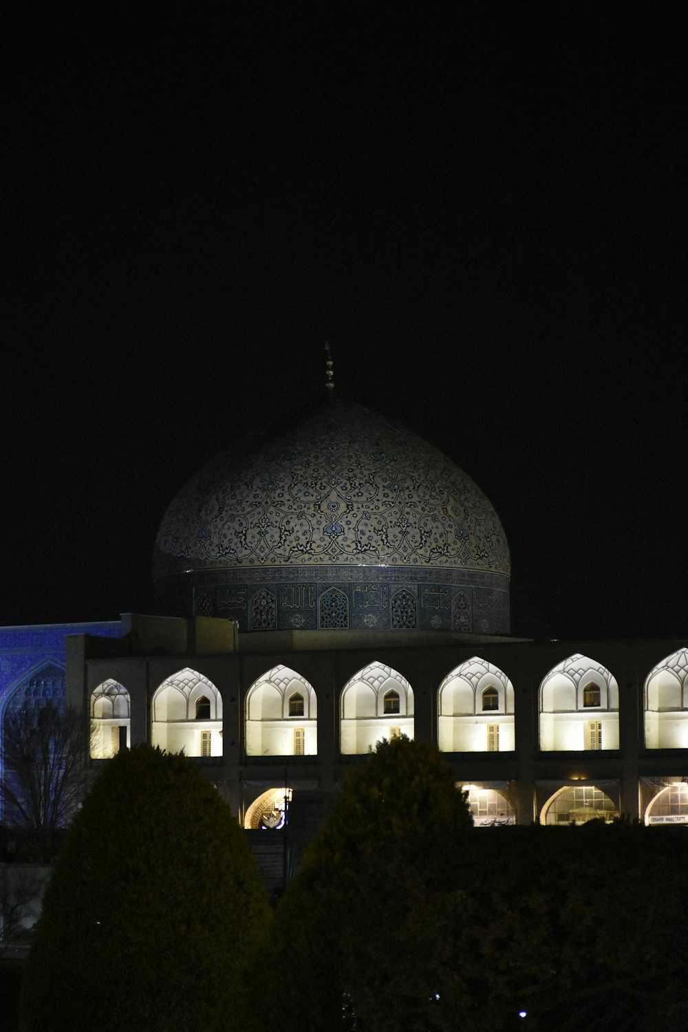 ein großes Gebäude mit einer Kuppel, die nachts beleuchtet ist