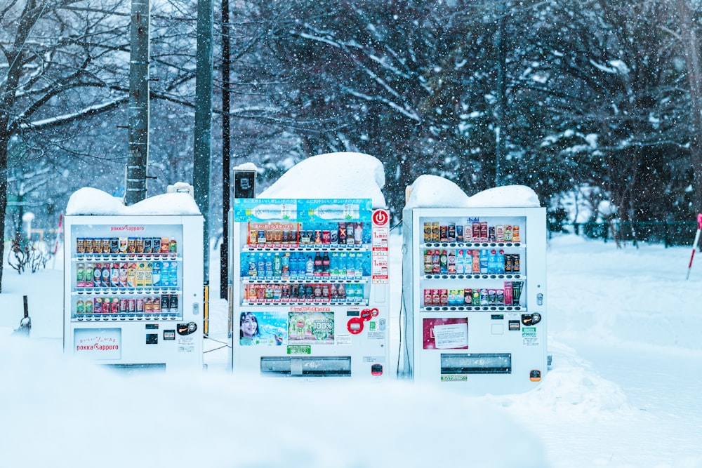Un par de máquinas expendedoras sentadas en la nieve