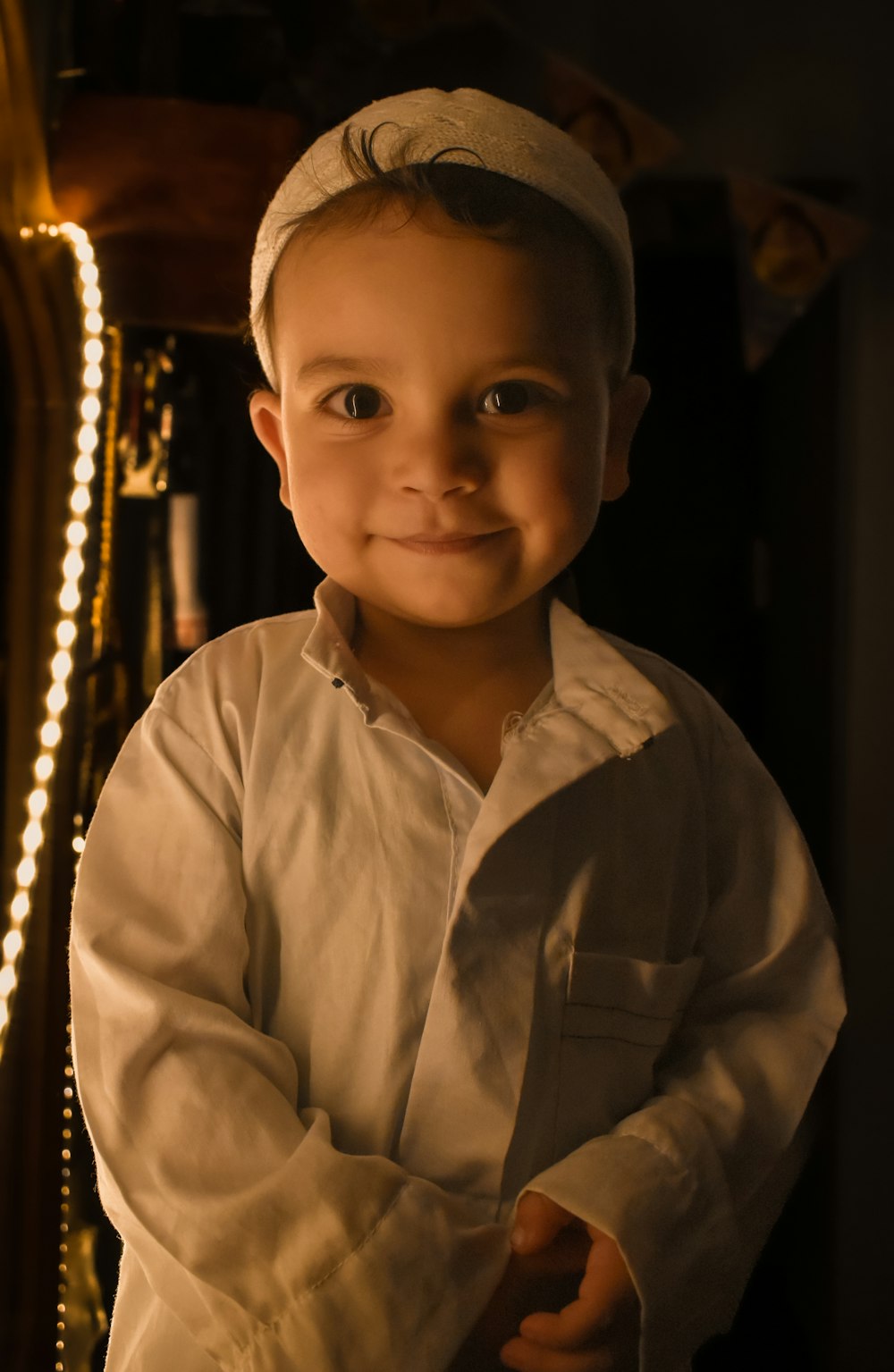 Un niño pequeño que lleva una camisa blanca