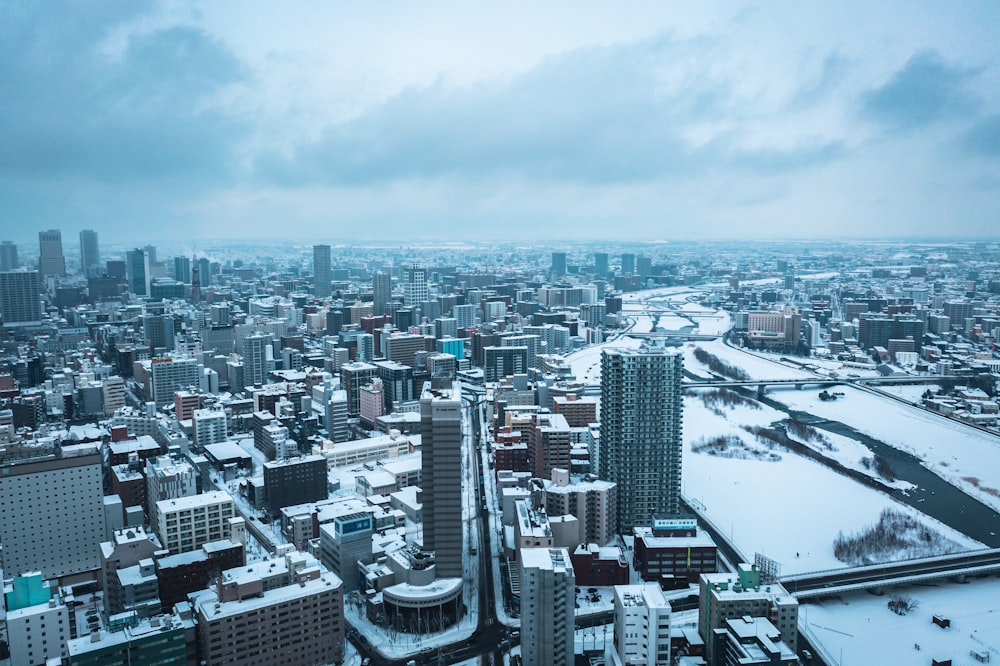 uma vista de uma cidade nevada de um edifício alto