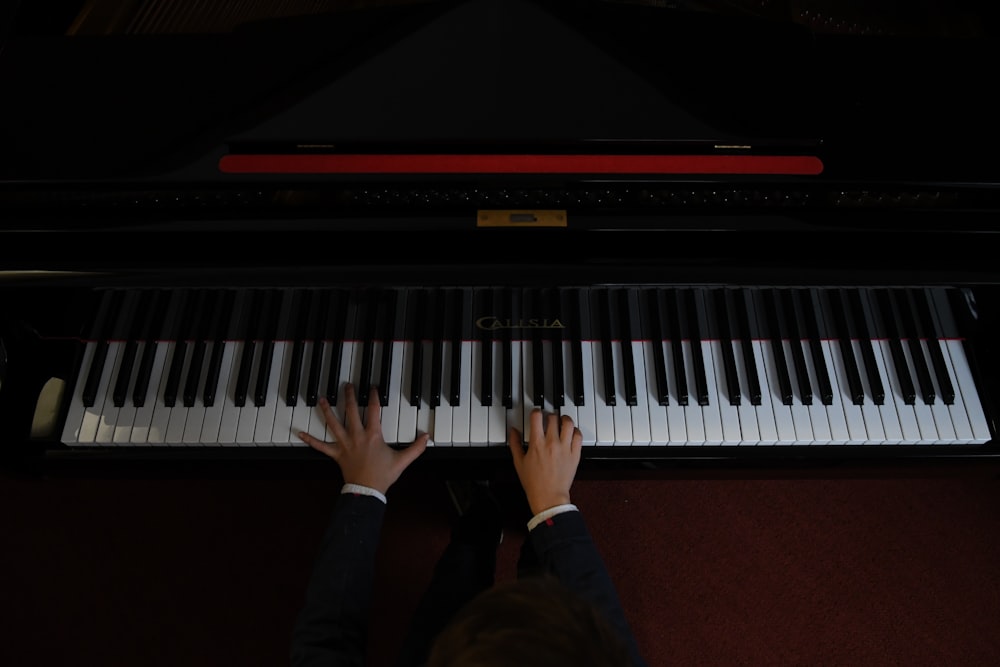 une personne jouant d’un piano avec ses mains