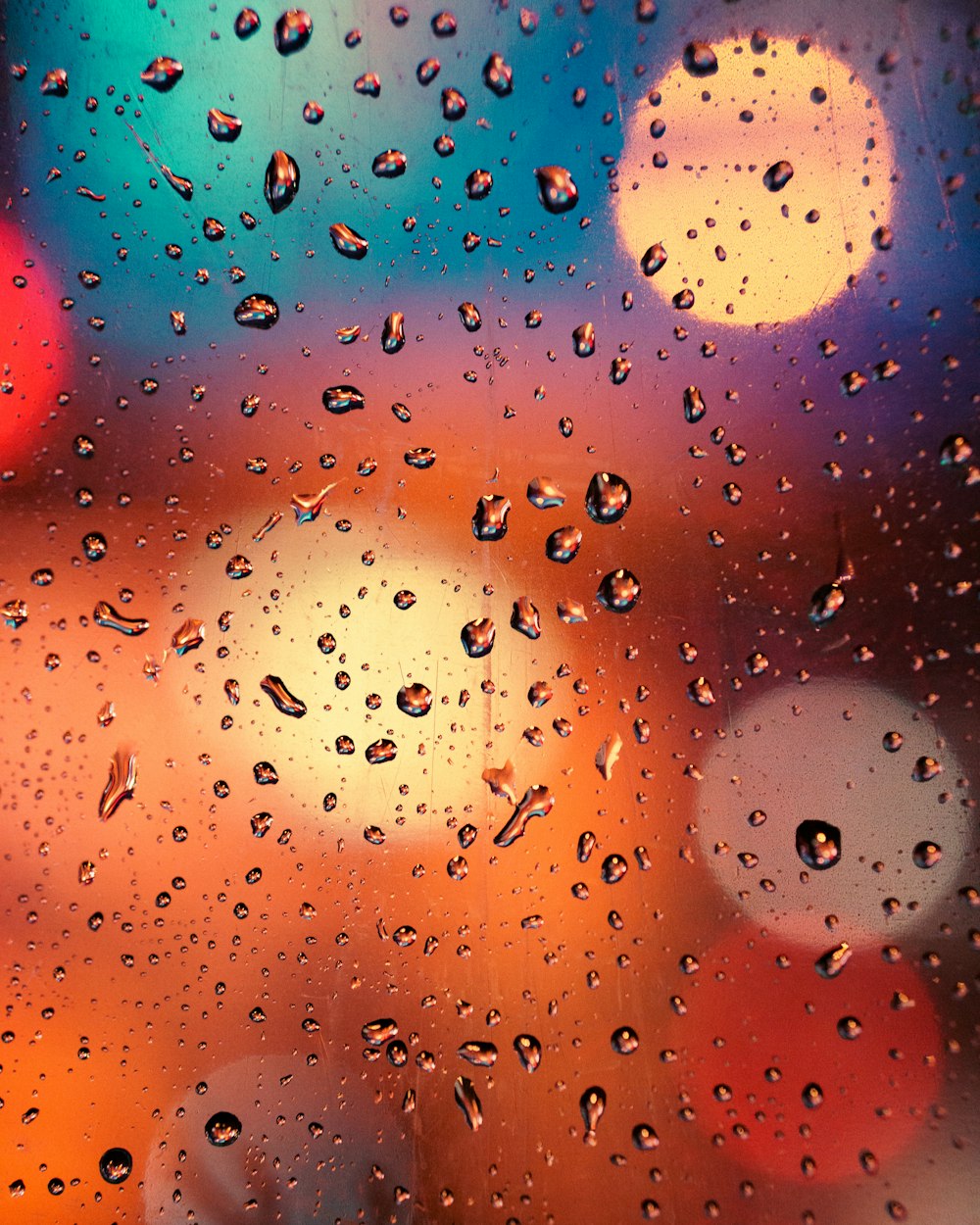 Un primer plano de una ventana con gotas de lluvia