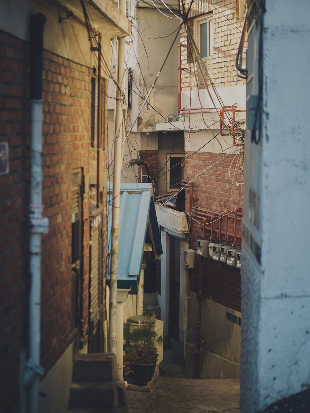 a narrow alley way with a brick building in the background