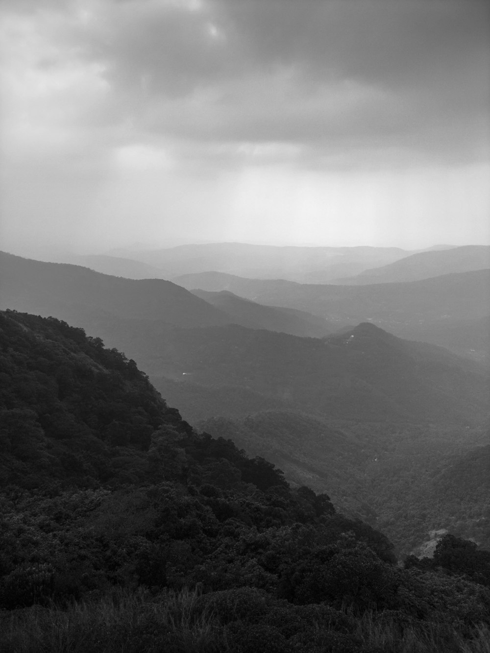 Una foto en blanco y negro de una cadena montañosa