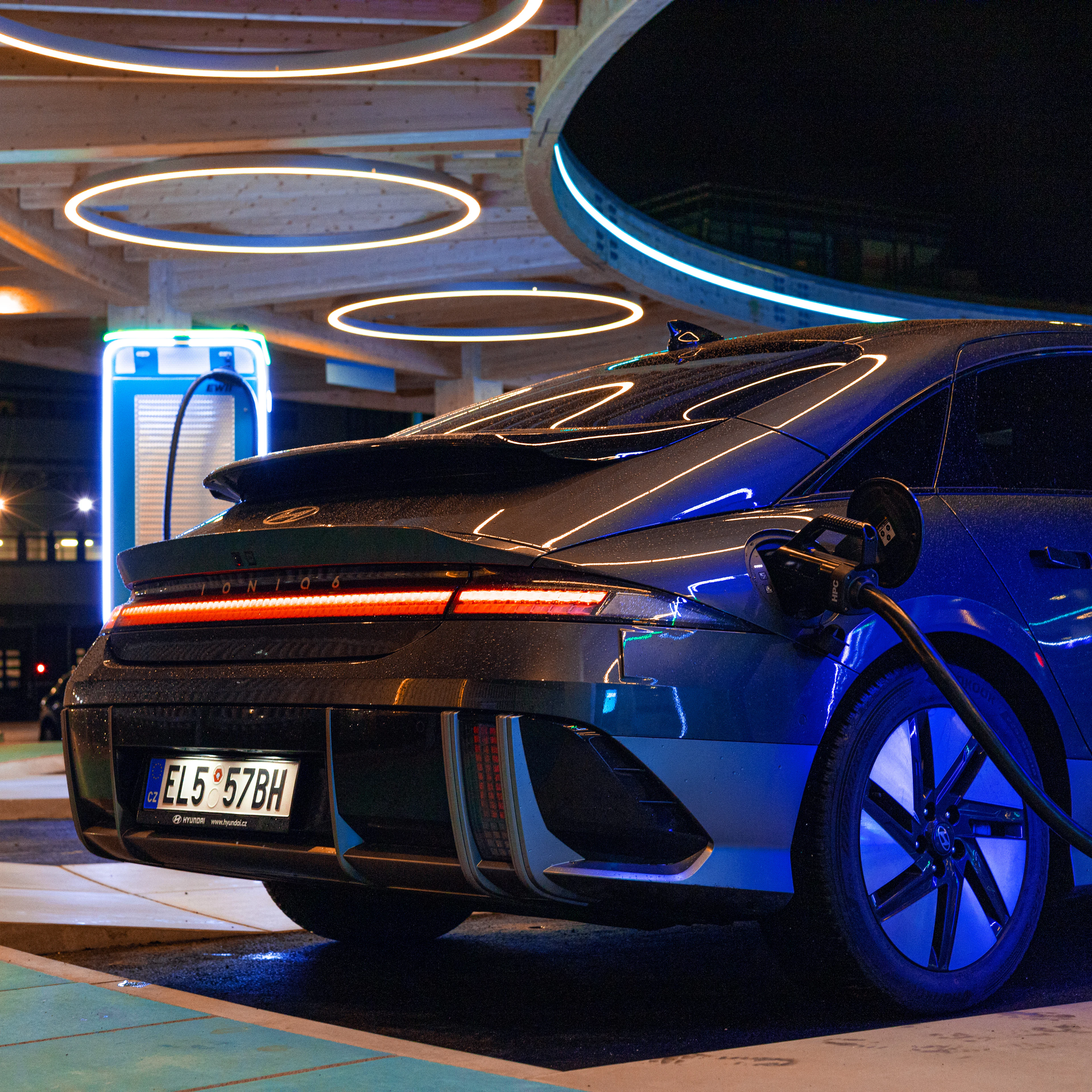 Voiture électrique en charge sur une borne, de nuit