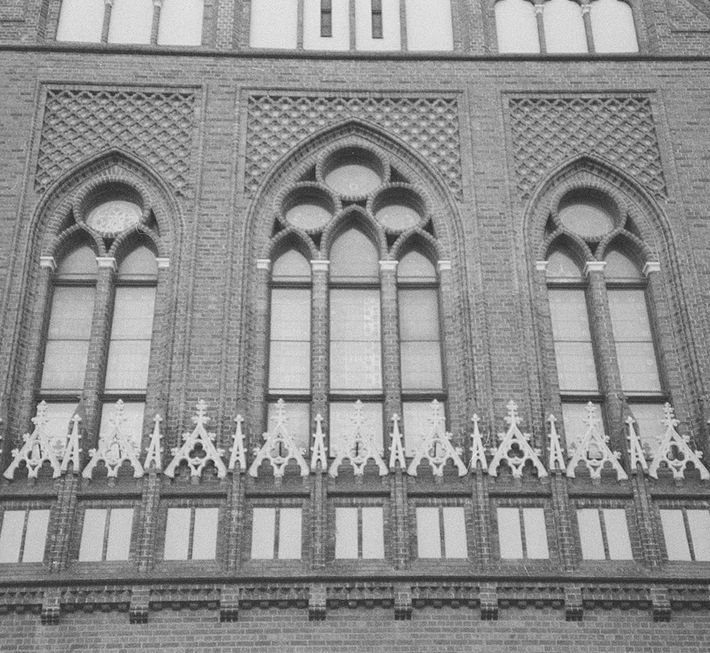 a black and white photo of a building