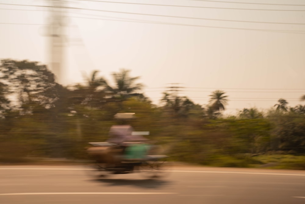 una foto borrosa de una persona montando una motocicleta