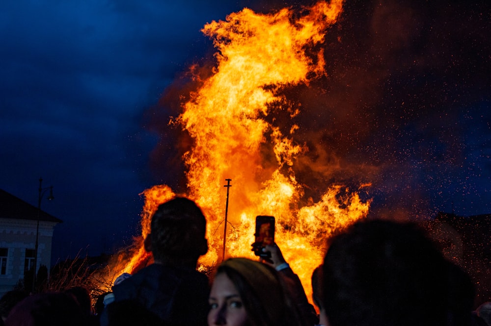 um grupo de pessoas em frente a um incêndio