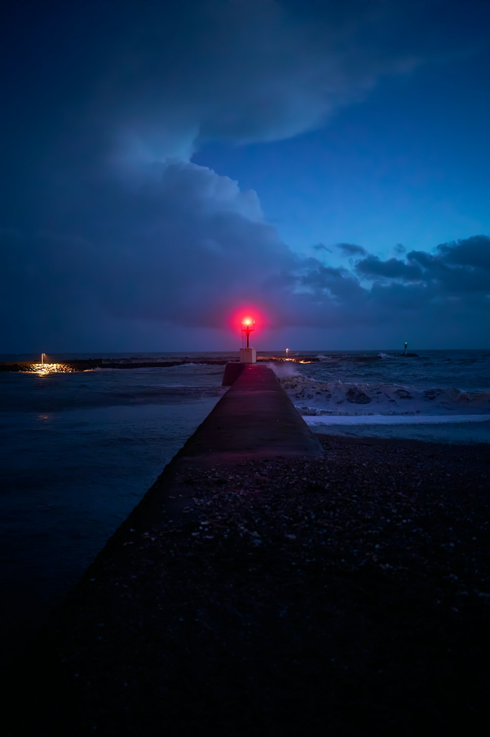 夜の桟橋の端にある赤いライト