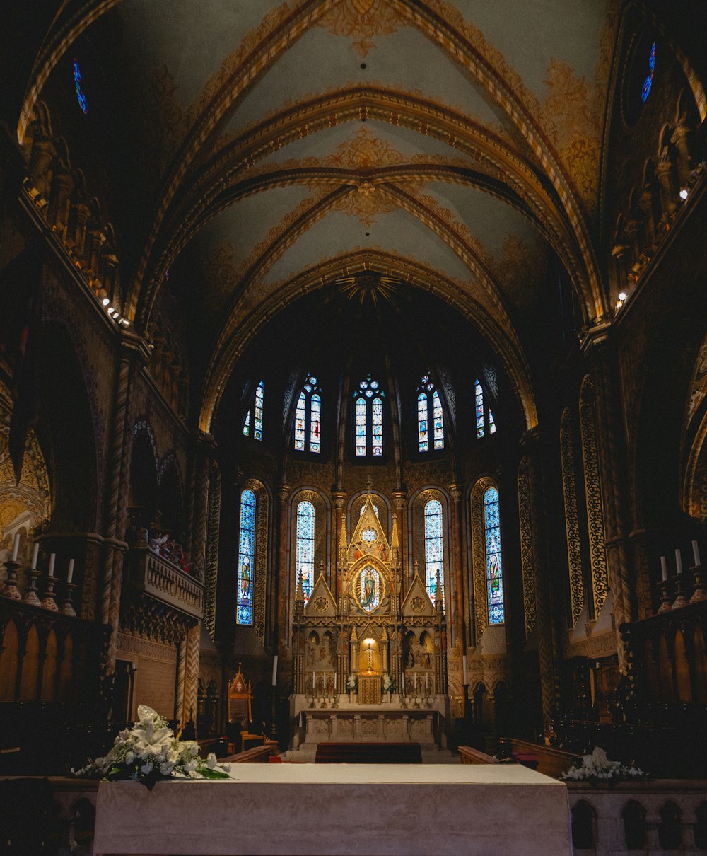 una iglesia con un altar mayor y vidrieras