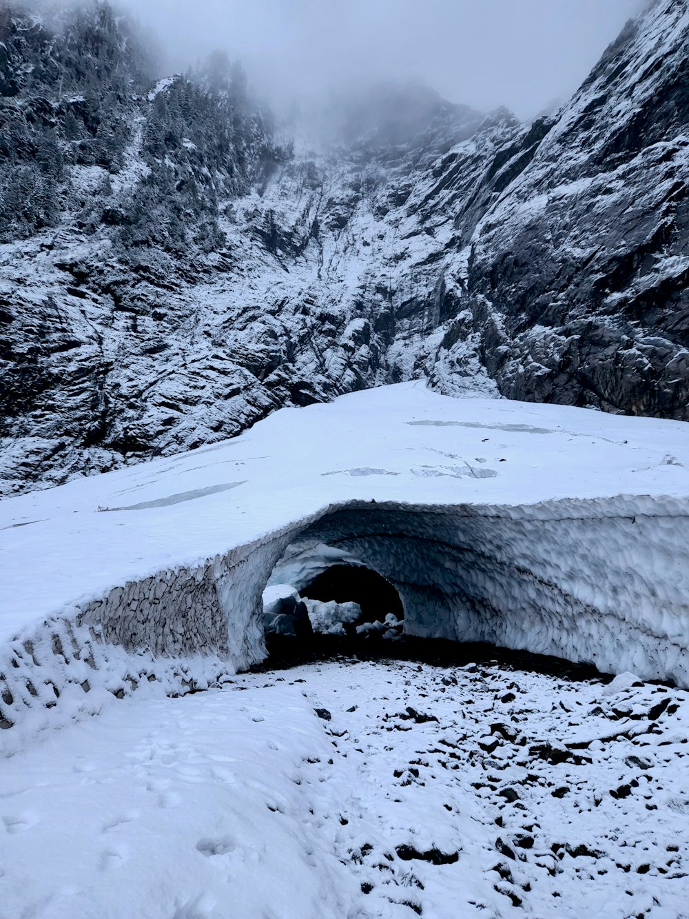 uma montanha coberta de neve com um buraco no meio