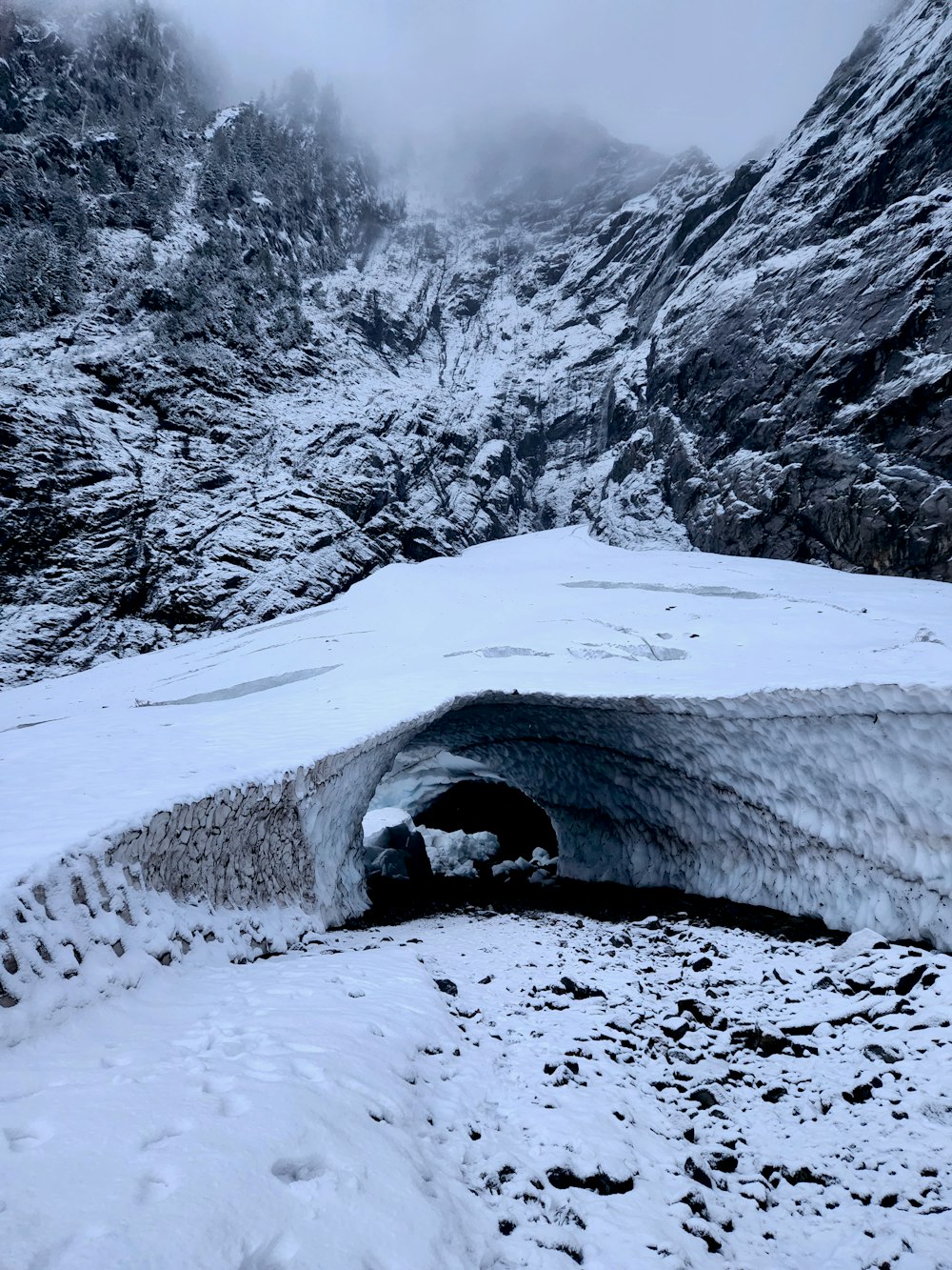 una montagna innevata con un buco nel mezzo