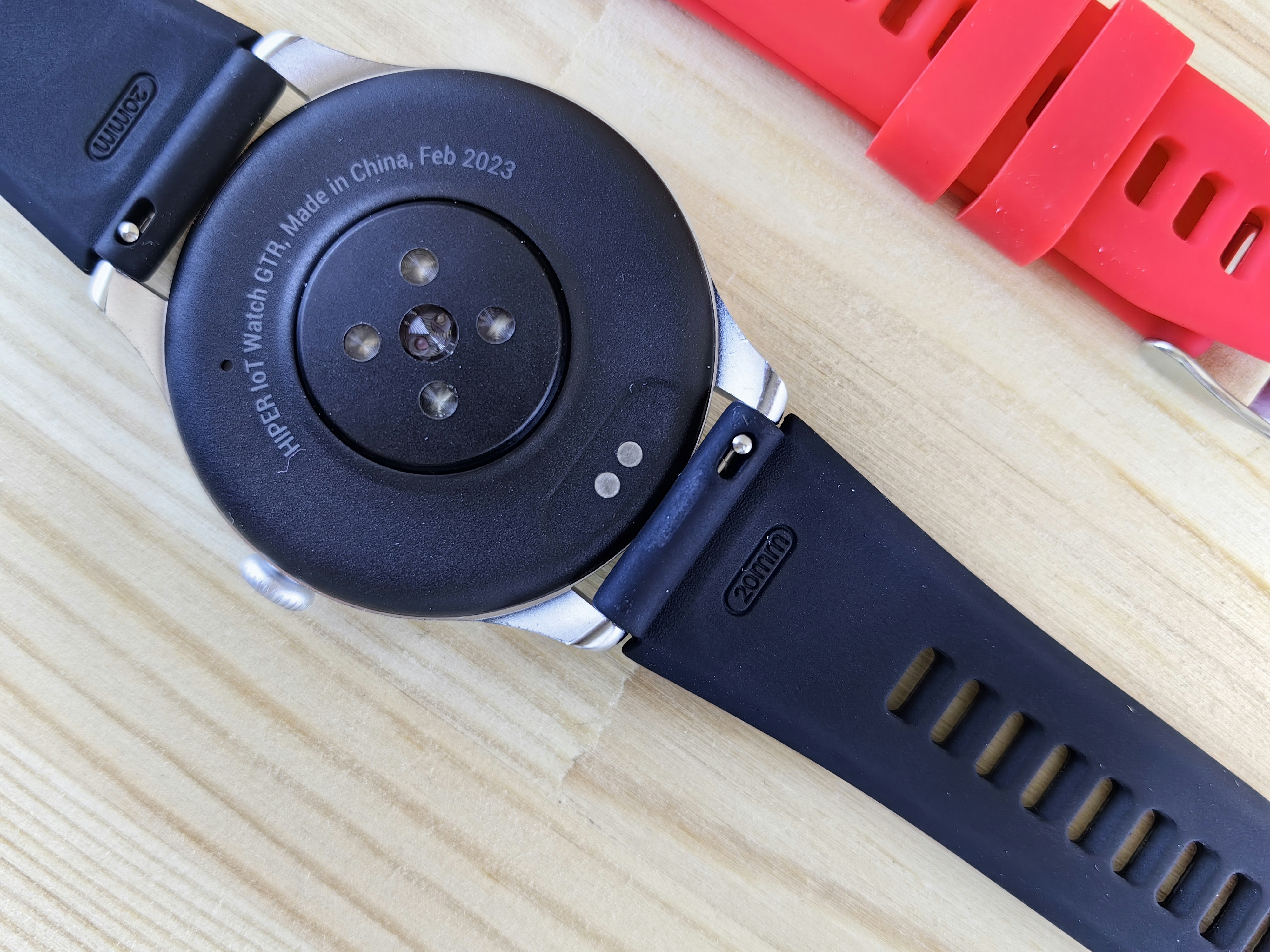 um close up de um relógio em uma superfície de madeira