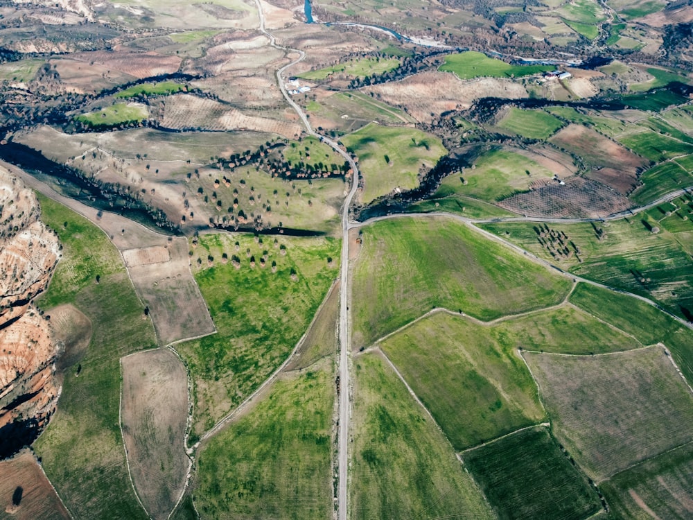 Luftaufnahme einer Straße, die sich durch ein Tal schlängelt