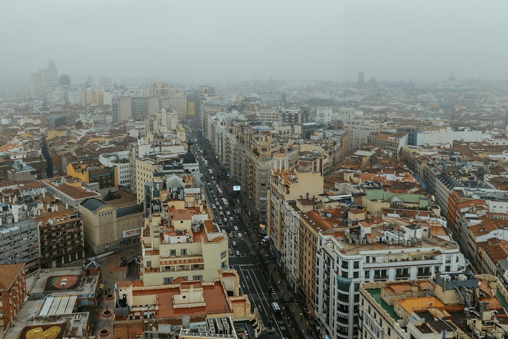 Una veduta di una città dall'alto di un edificio