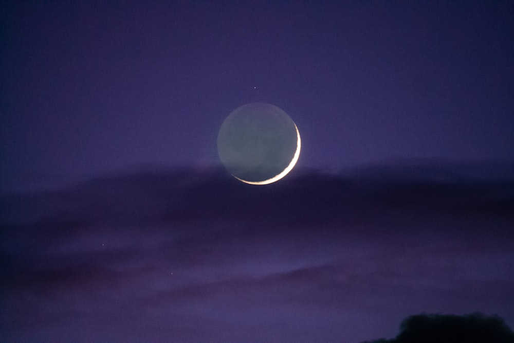 Una falce di luna si vede nel cielo notturno