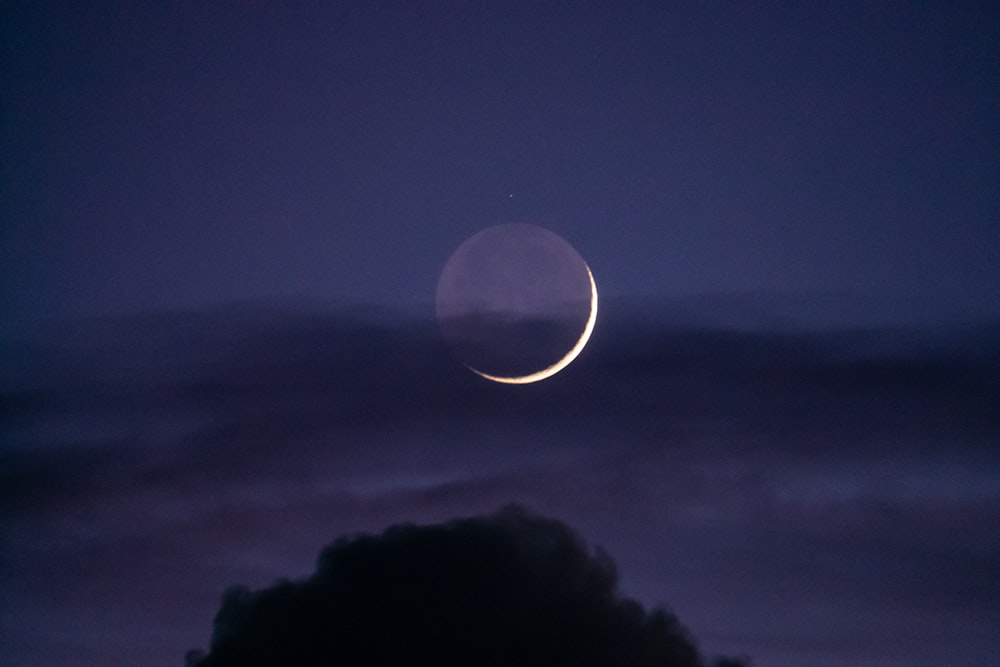 Una falce di luna si vede nel cielo notturno