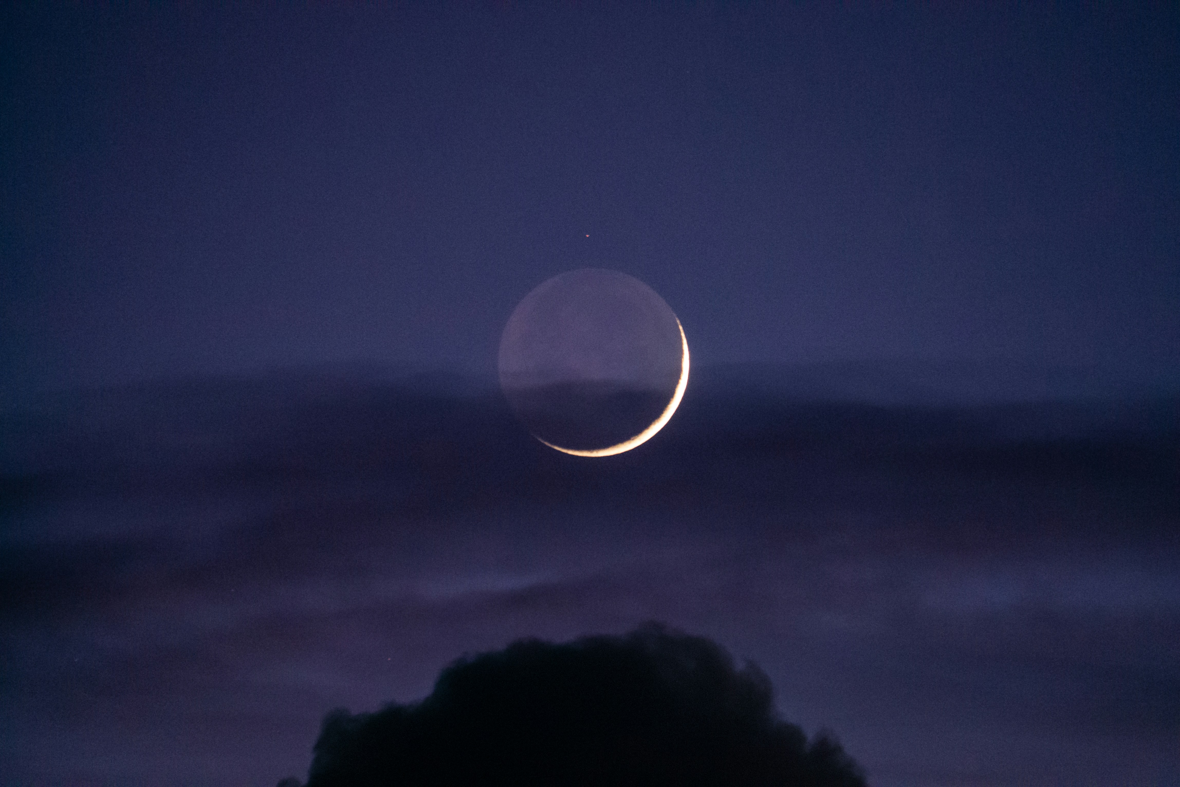 夜空に三日月が見えるの写真 – Unsplashの暗いの無料画像