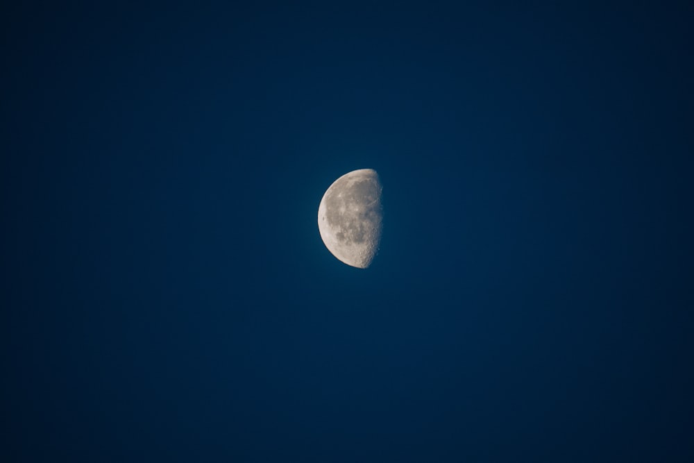una media luna en un cielo azul oscuro