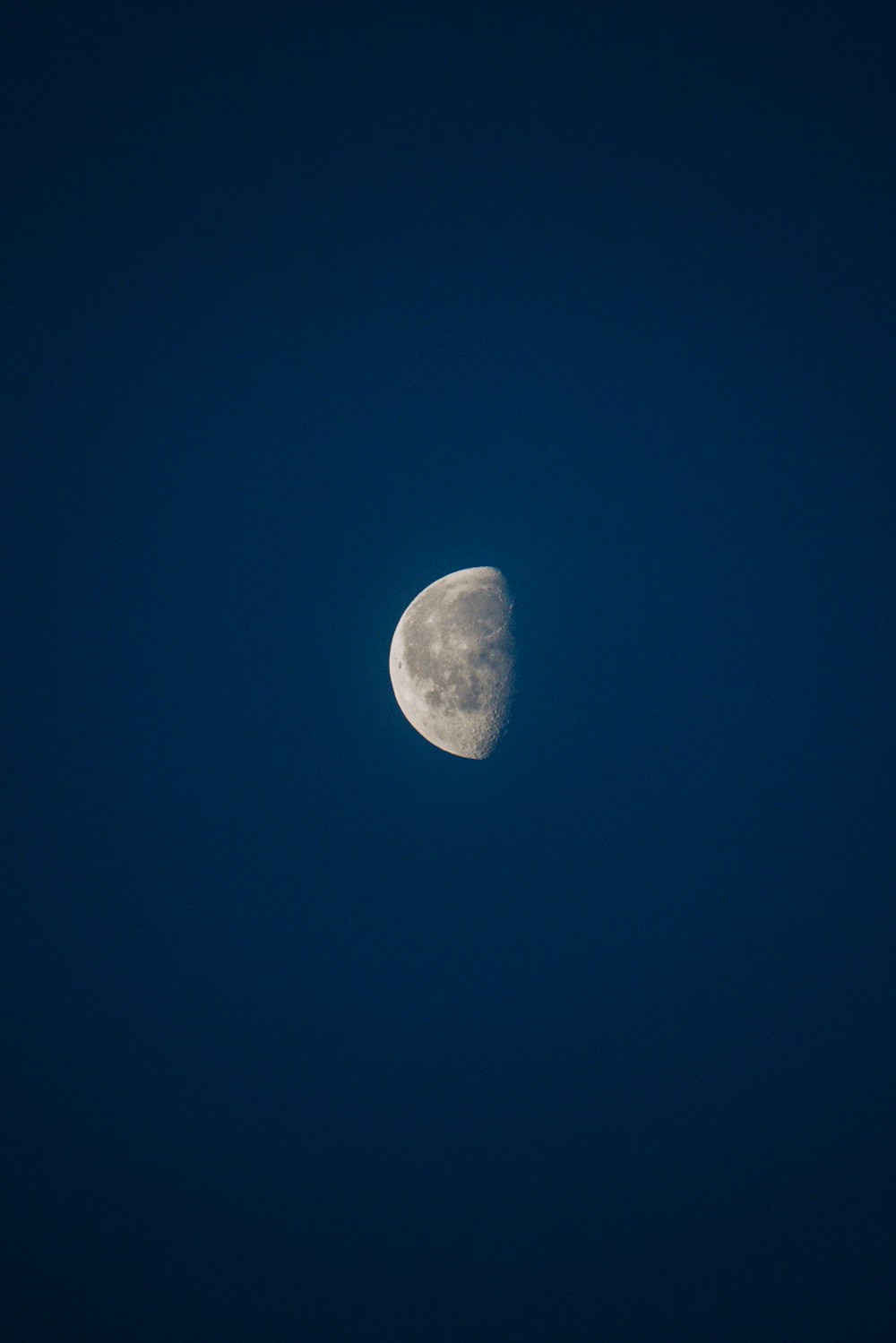 une demi-lune dans un ciel bleu foncé