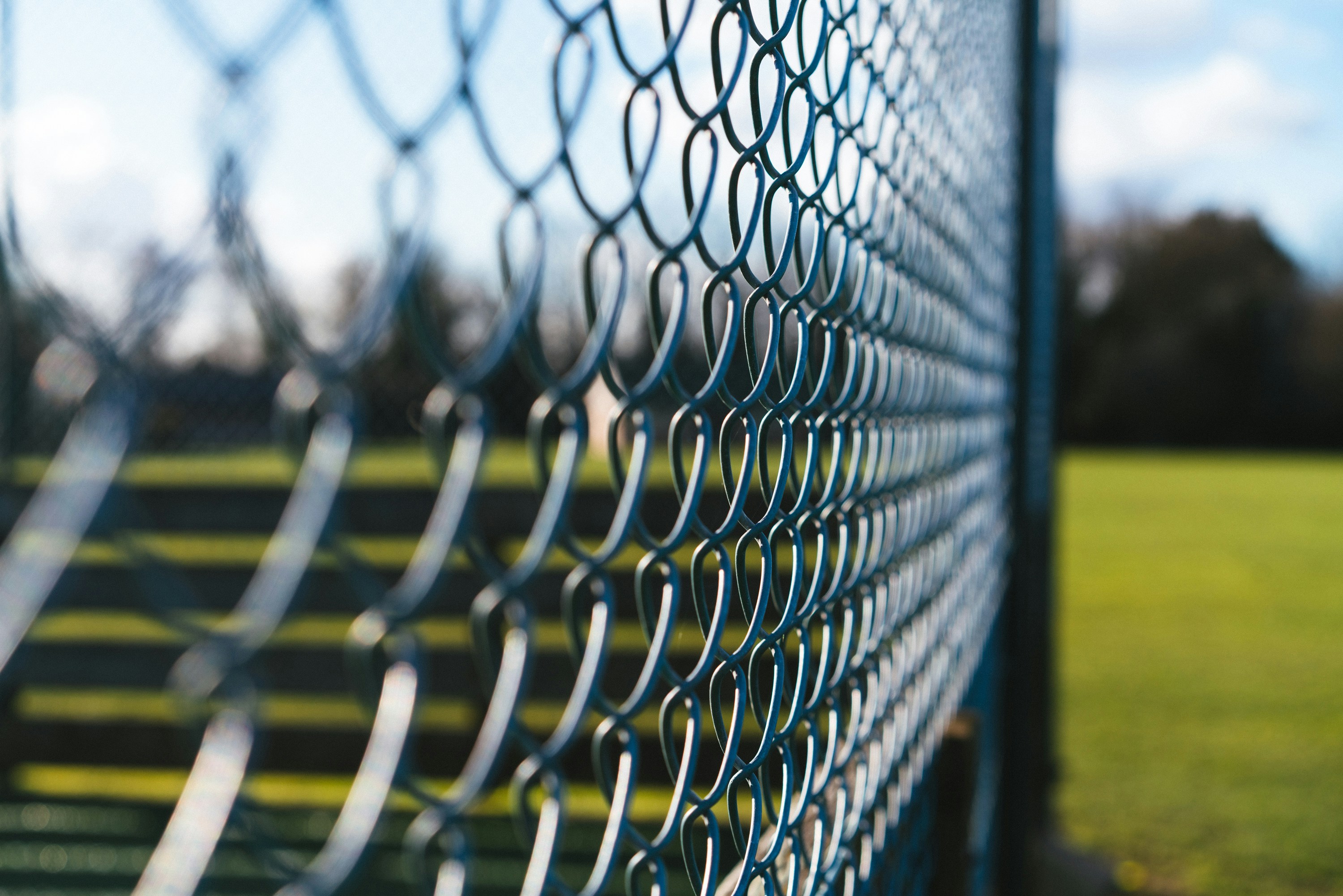 Un primer plano de una valla metálica con hierba al fondo foto – Imagen de  Abstracto gratuita en Unsplash, image size:3000x2001