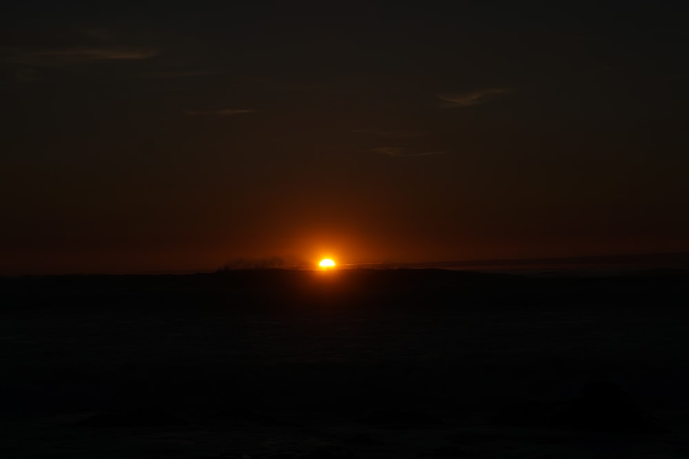 O sol está se pondo sobre o horizonte do oceano