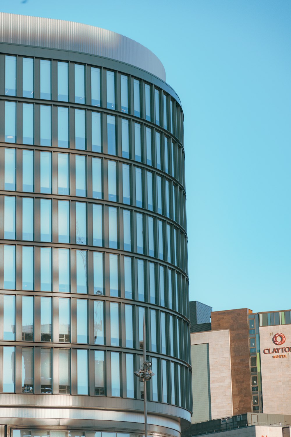 un edificio alto con un orologio sul lato