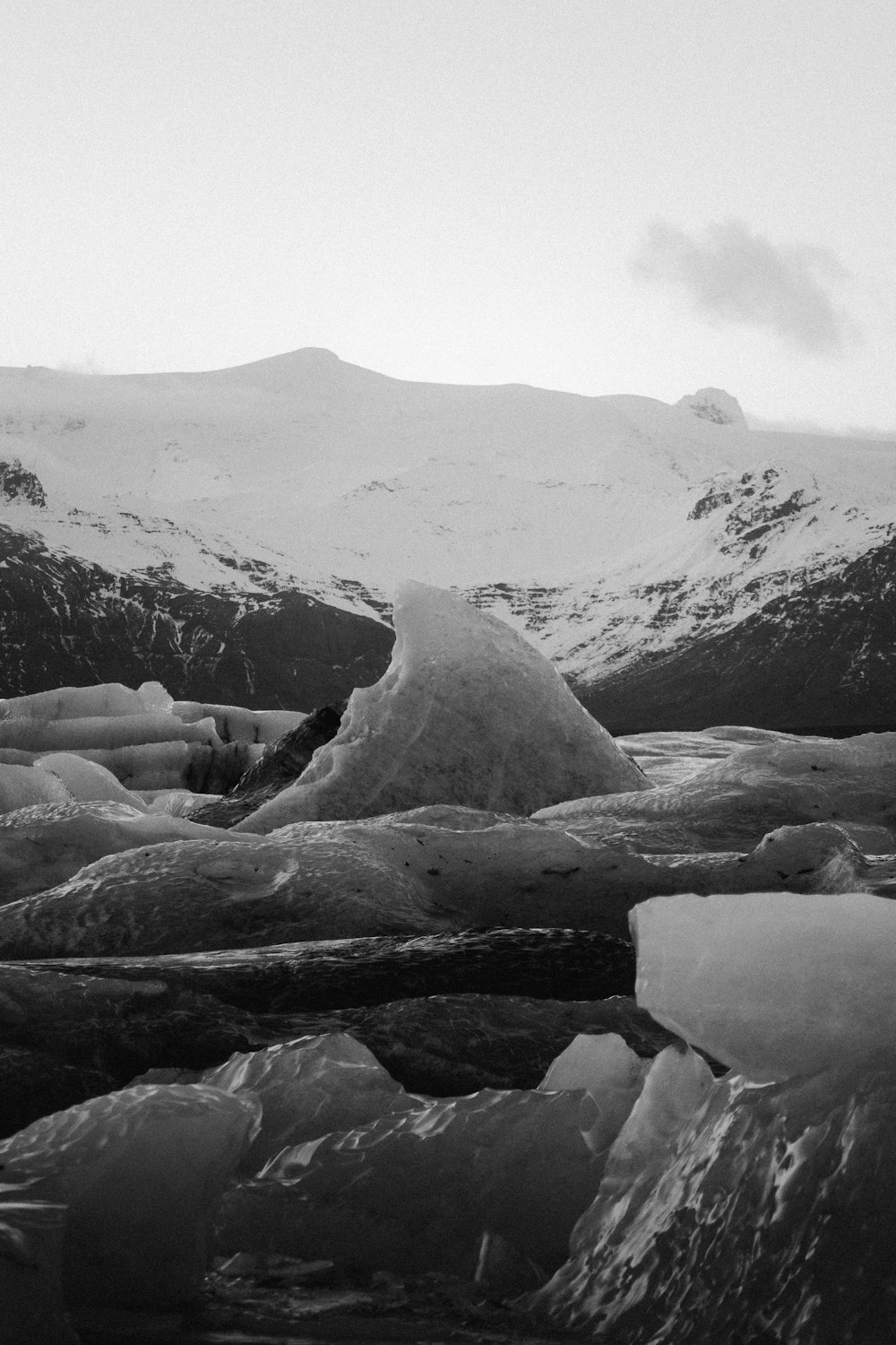Una foto in bianco e nero di montagne e ghiaccio